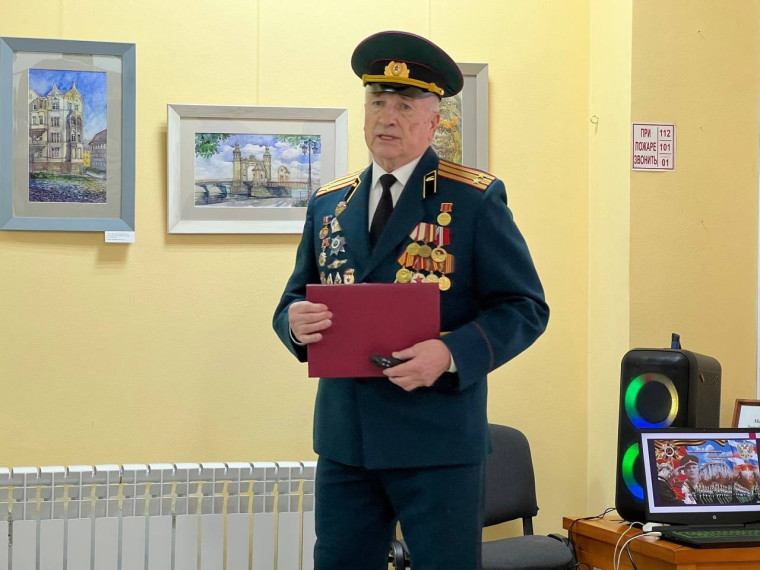 ЕСТЬ ТАКАЯ ПРОФЕССИЯ-РОДИНУ ЗАЩИЩАТЬ.
